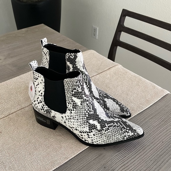FINAL SALE-NWT- Blondo- Waterproof Emilia bootie in black/white Size 9 - Picture 1 of 6